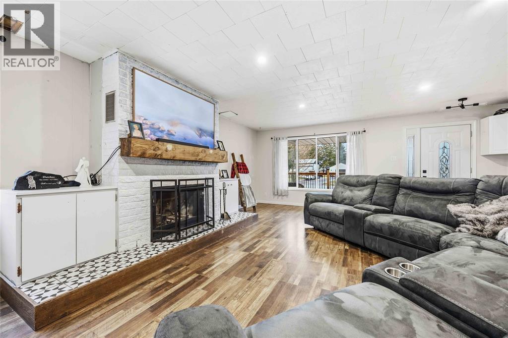 2346 Sydenham Avenue, St Clair, ON - Indoor Photo Showing Living Room With Fireplace
