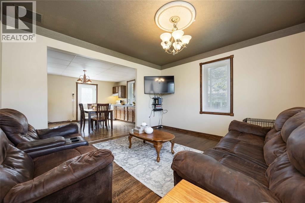 3201 Park Street, Brooke-Alvinston, ON - Indoor Photo Showing Living Room
