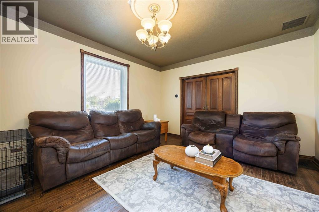 3201 Park Street, Brooke-Alvinston, ON - Indoor Photo Showing Living Room