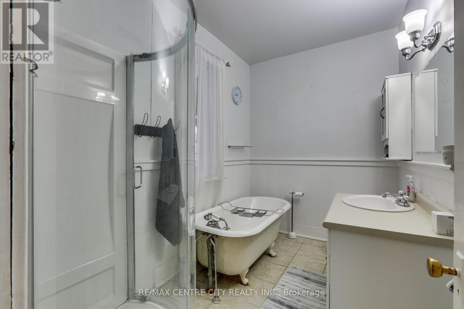 430 Kathleen Avenue, London East (East H), ON - Indoor Photo Showing Bathroom