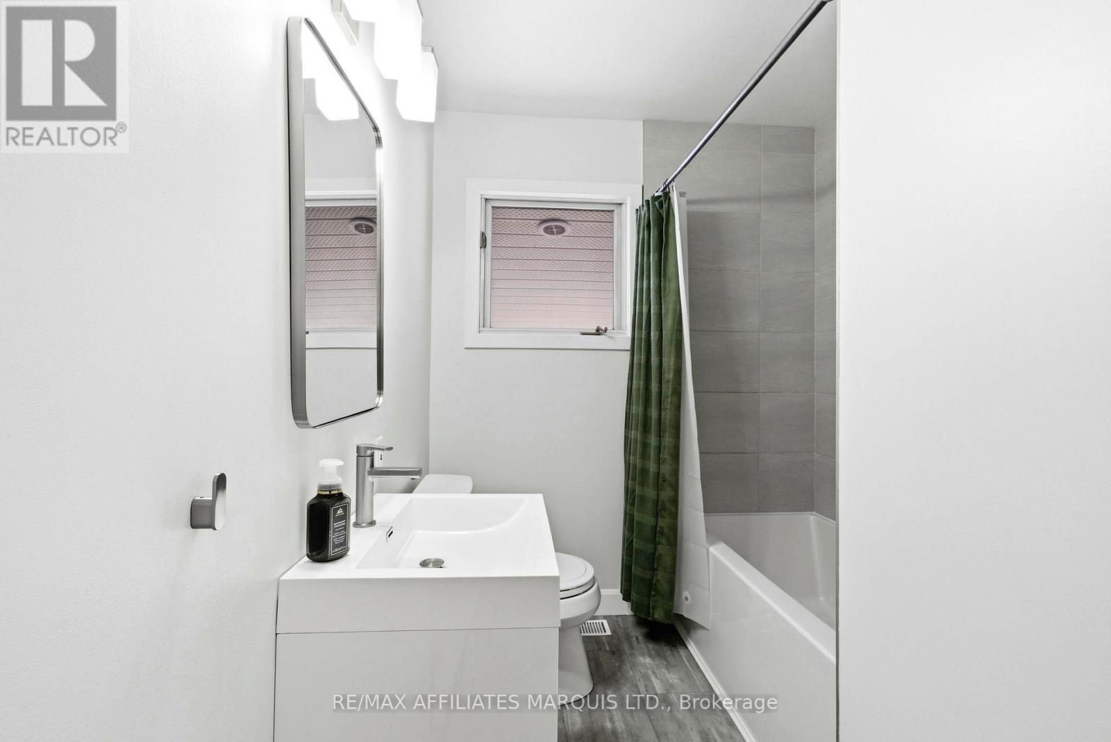 1057 Roy Avenue, Cornwall, ON - Indoor Photo Showing Bathroom