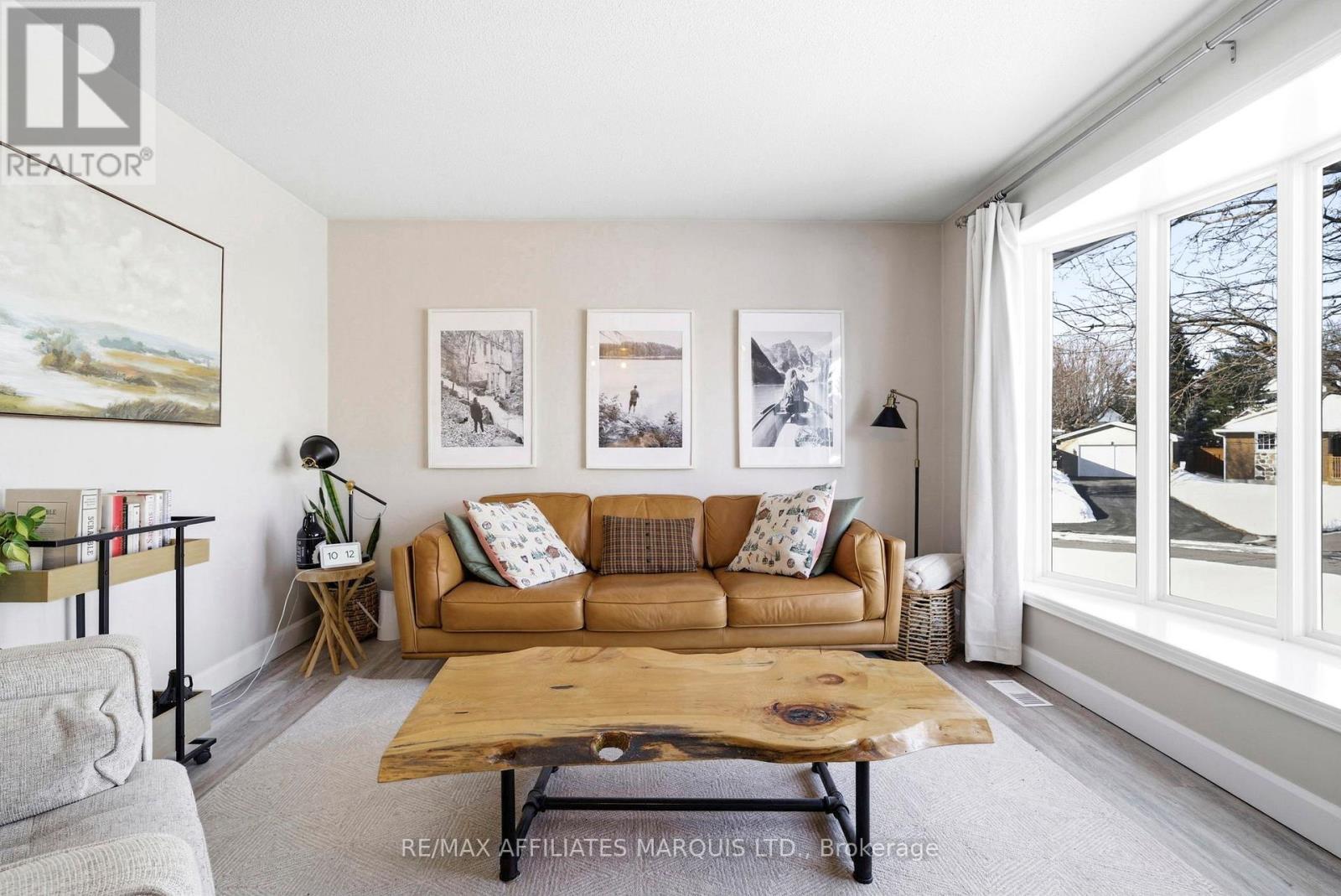 1057 Roy Avenue, Cornwall, ON - Indoor Photo Showing Living Room