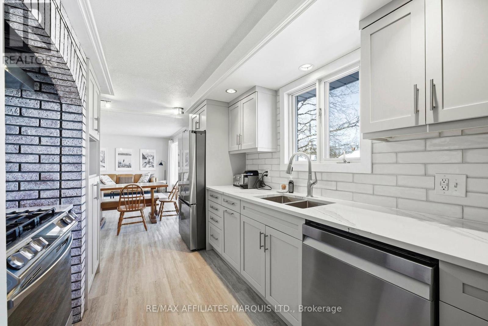 1057 Roy Avenue, Cornwall, ON - Indoor Photo Showing Kitchen With Double Sink With Upgraded Kitchen