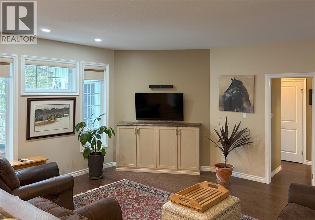 13 Oakwood Links Lane, Grand Bend, ON - Indoor Photo Showing Living Room