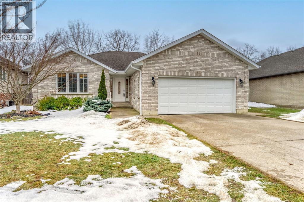 572 Valentina Street, Petrolia, ON - Outdoor With Facade