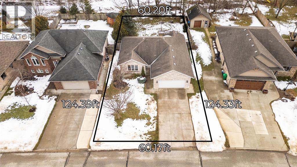 572 Valentina Street, Petrolia, ON - Outdoor