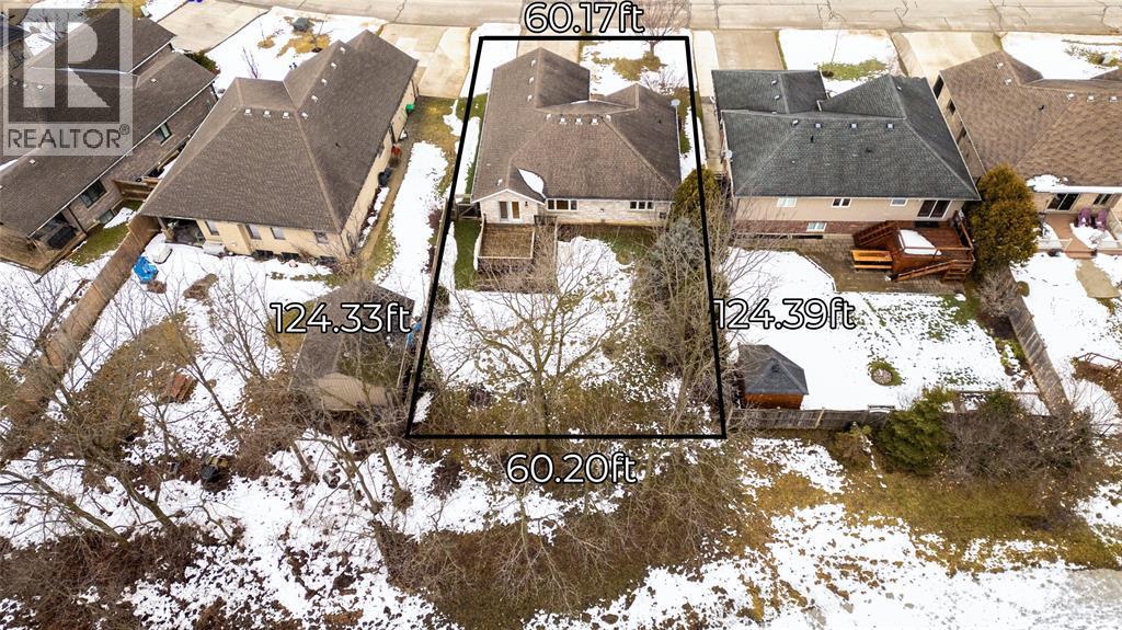 572 Valentina Street, Petrolia, ON - Outdoor