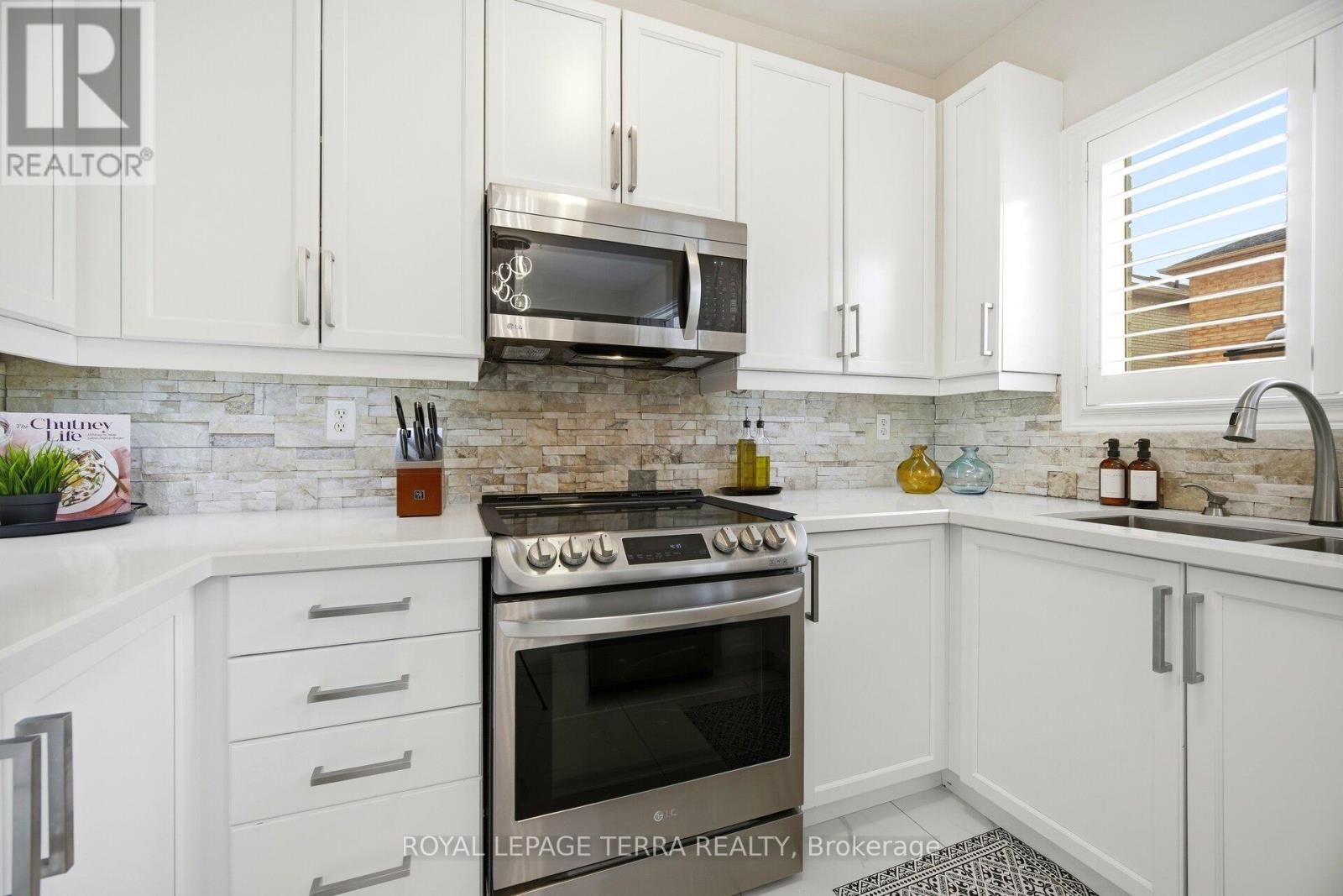 19 Scarlett Trail, Vaughan, ON - Indoor Photo Showing Kitchen With Double Sink With Upgraded Kitchen