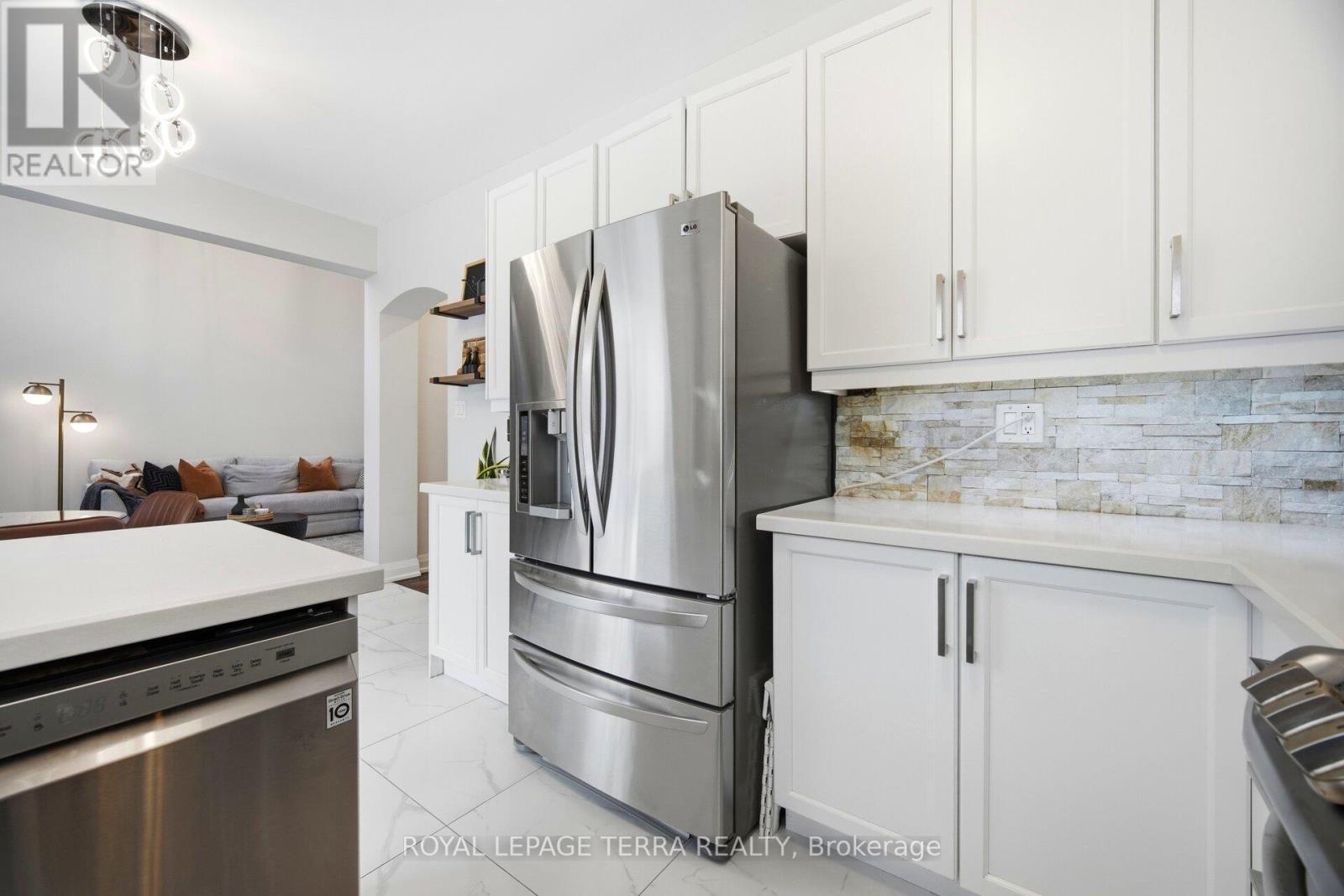 19 Scarlett Trail, Vaughan, ON - Indoor Photo Showing Kitchen