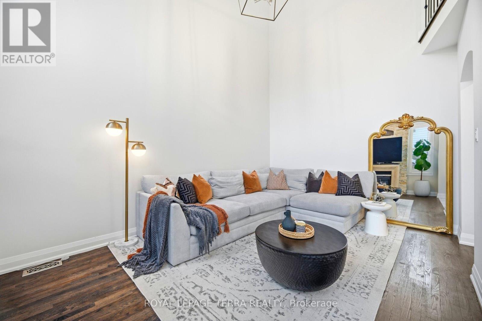 19 Scarlett Trail, Vaughan, ON - Indoor Photo Showing Living Room