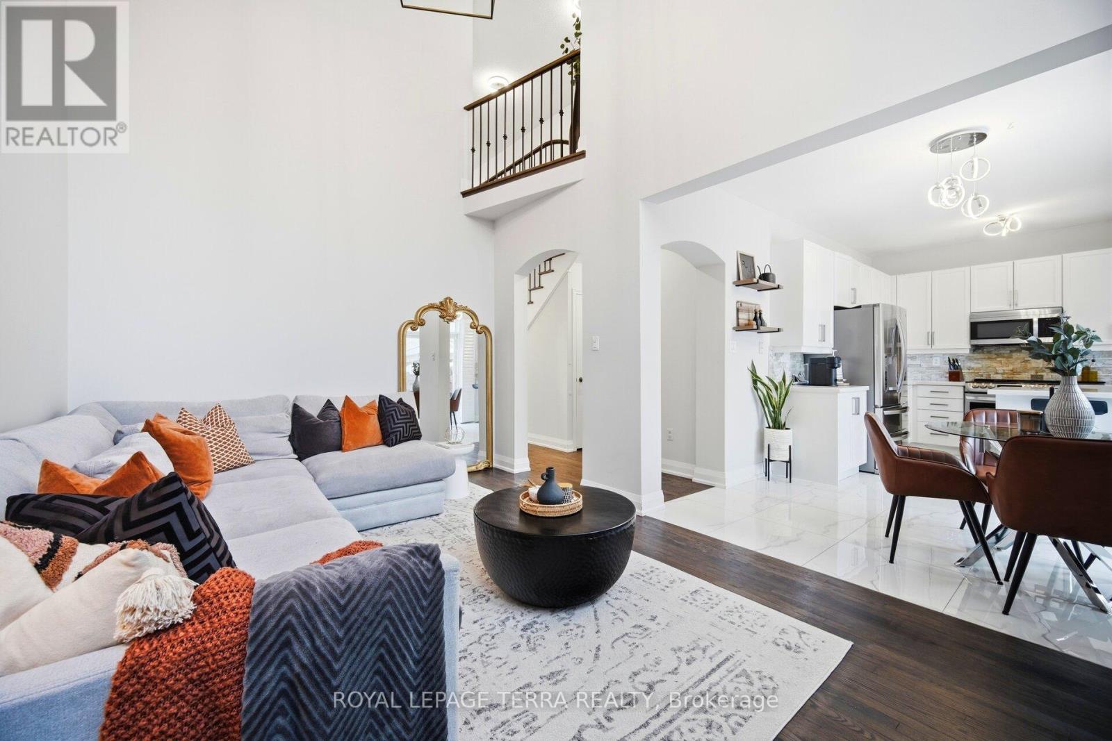 19 Scarlett Trail, Vaughan, ON - Indoor Photo Showing Living Room