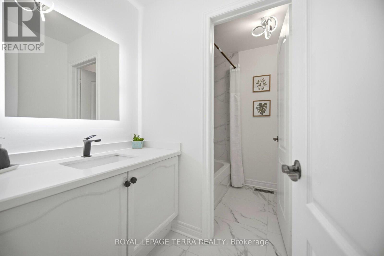 19 Scarlett Trail, Vaughan, ON - Indoor Photo Showing Bathroom