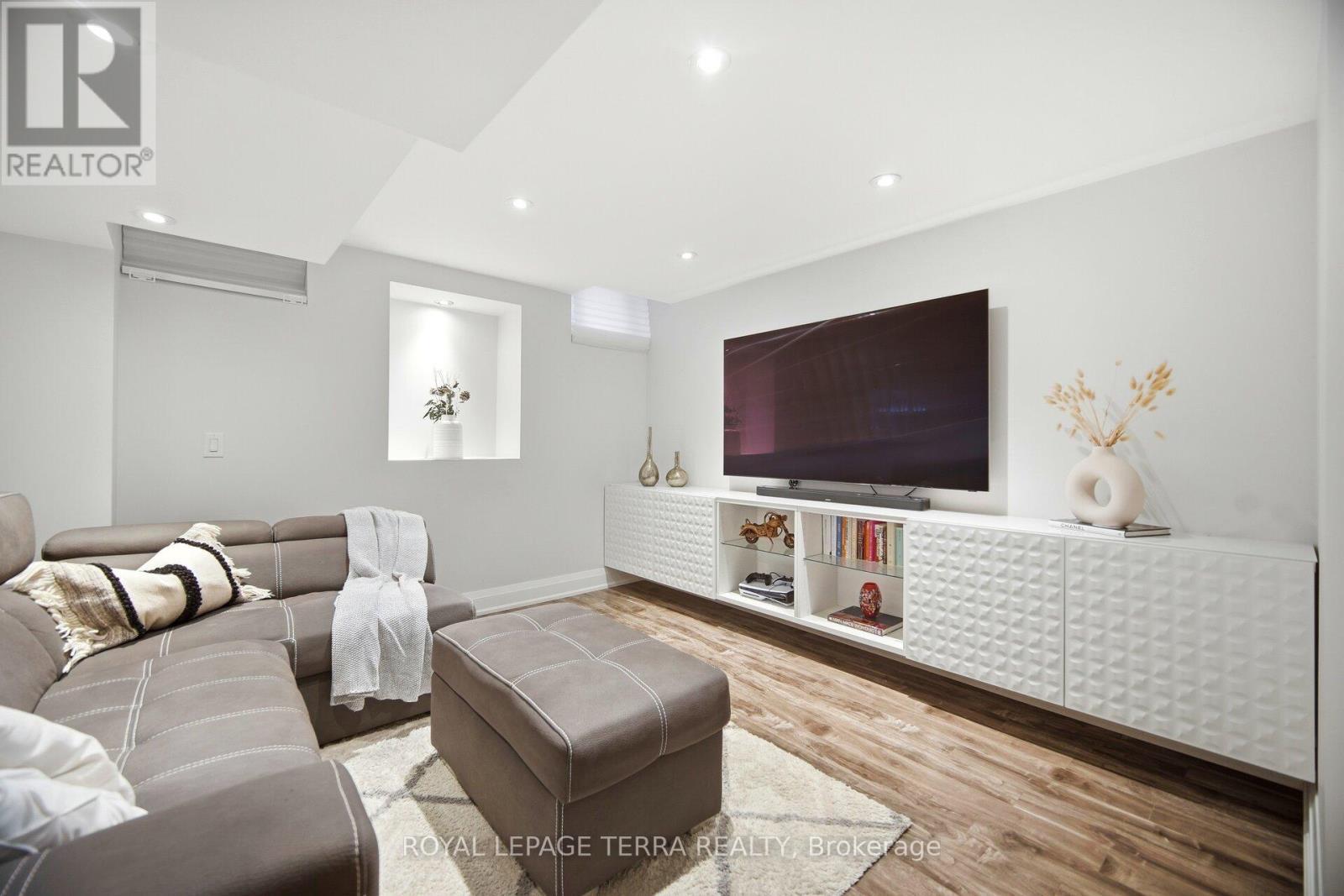 19 Scarlett Trail, Vaughan, ON - Indoor Photo Showing Living Room