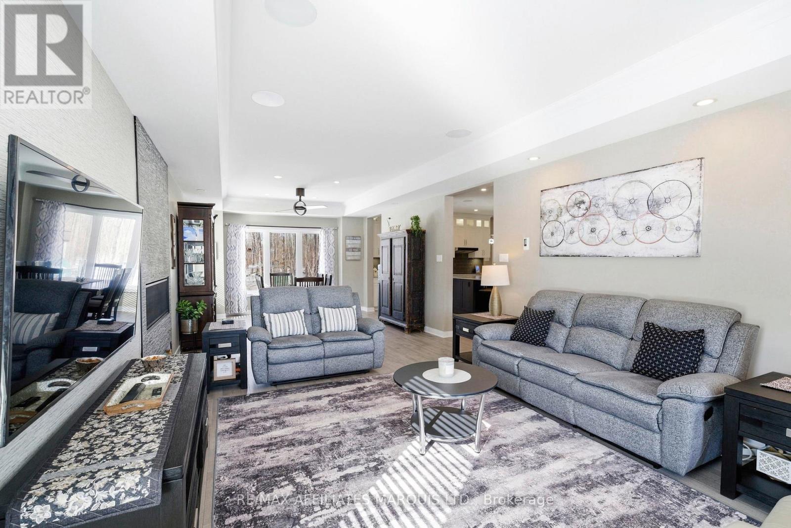 6625 Sutherland Avenue, South Glengarry, ON - Indoor Photo Showing Living Room