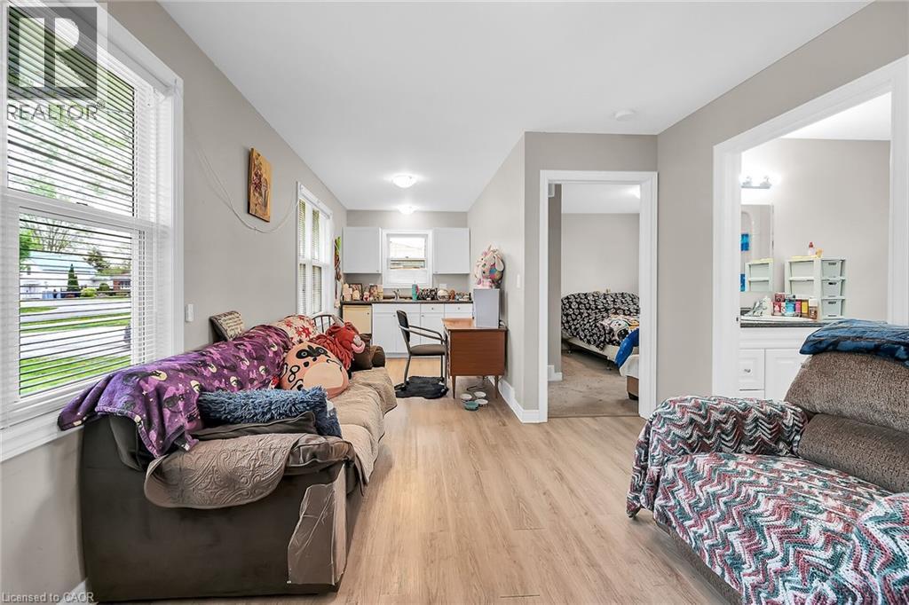 7 Greenock Street E, Port Dover, ON - Indoor Photo Showing Living Room