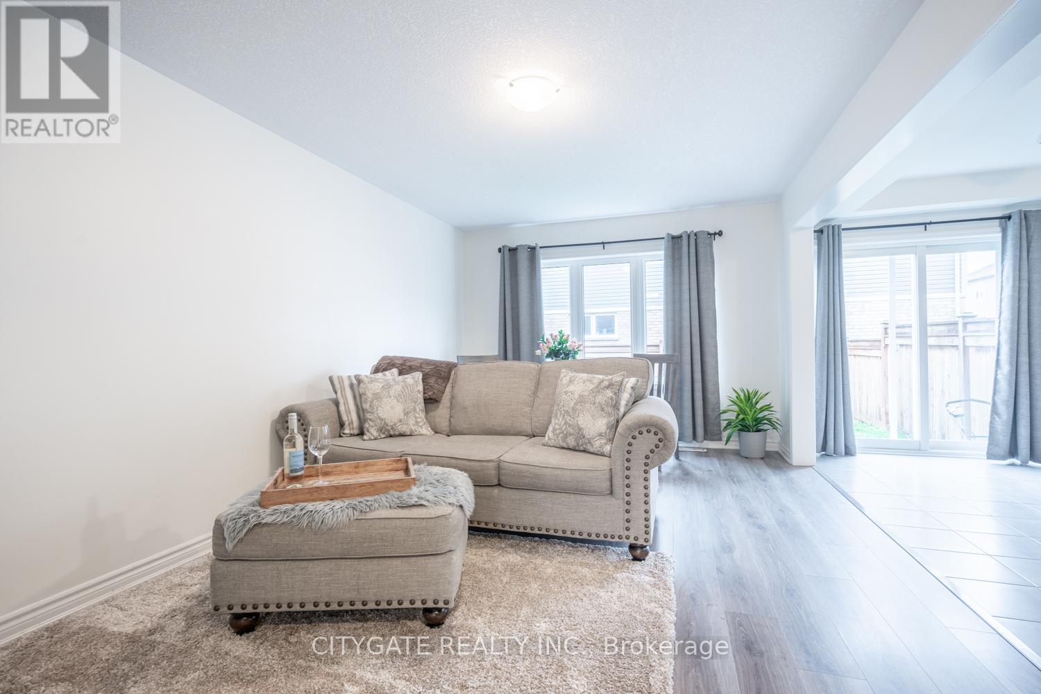 69 Mcmonies Drive, Hamilton, ON - Indoor Photo Showing Living Room