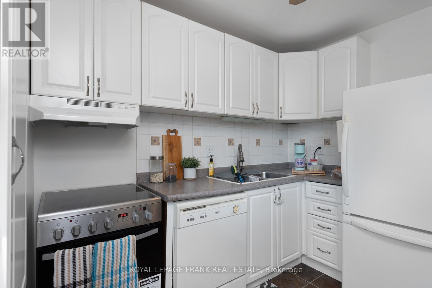 42 - 700 Harmony Road N, Oshawa (Pinecrest), ON - Indoor Photo Showing Kitchen With Double Sink