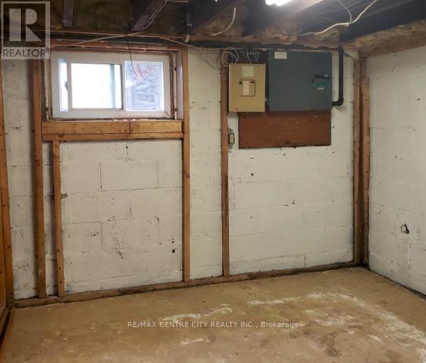 248 Emery Street E, London South (South F), ON - Indoor Photo Showing Garage