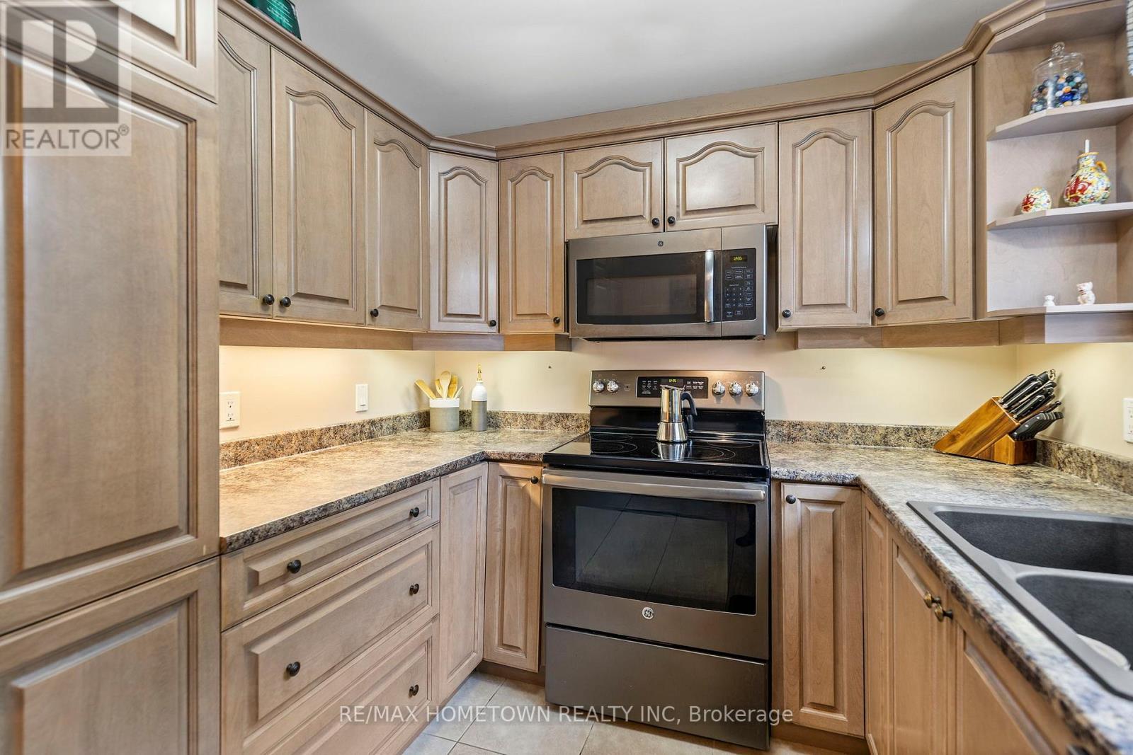 4 Meikle Drive, Augusta, ON - Indoor Photo Showing Kitchen With Double Sink