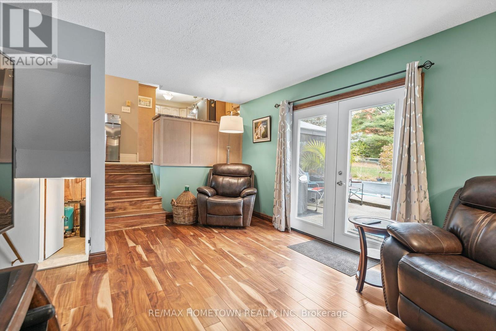 4 Meikle Drive, Augusta, ON - Indoor Photo Showing Living Room