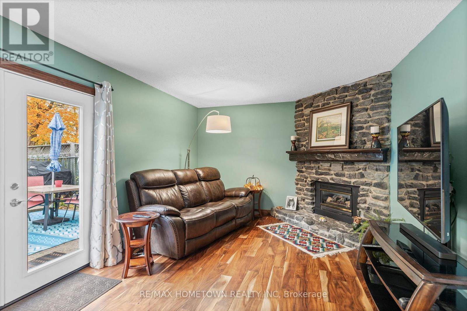 4 Meikle Drive, Augusta, ON - Indoor Photo Showing Living Room With Fireplace