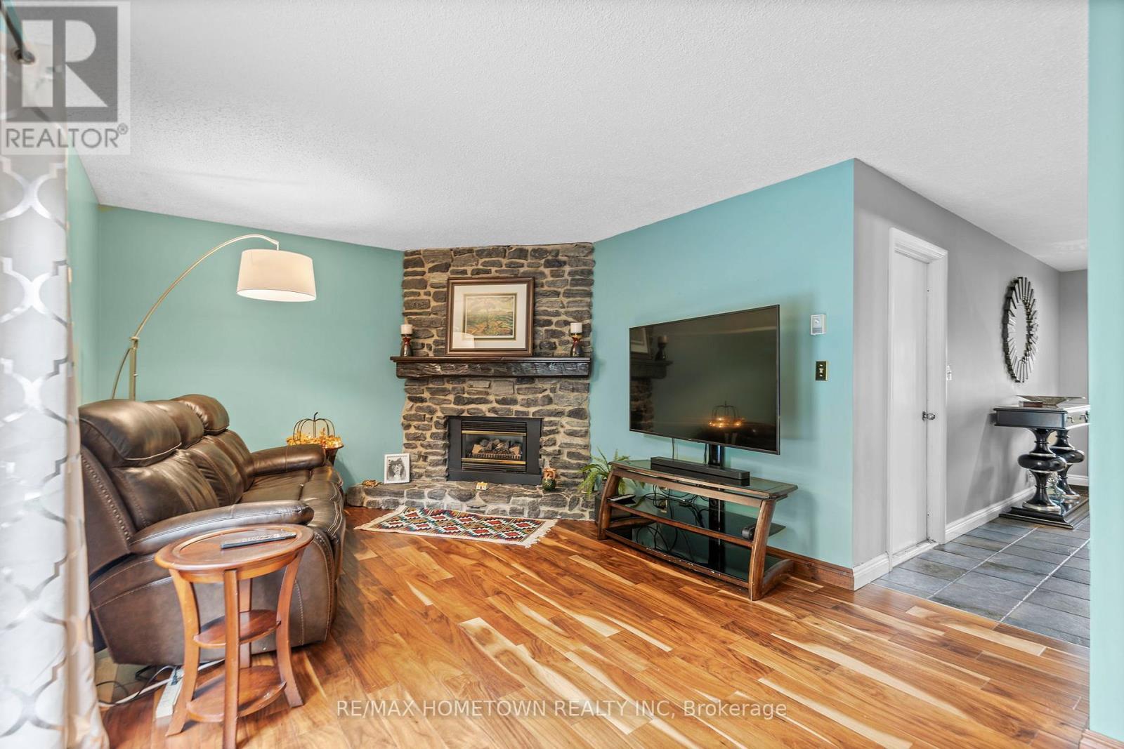 4 Meikle Drive, Augusta, ON - Indoor Photo Showing Living Room With Fireplace
