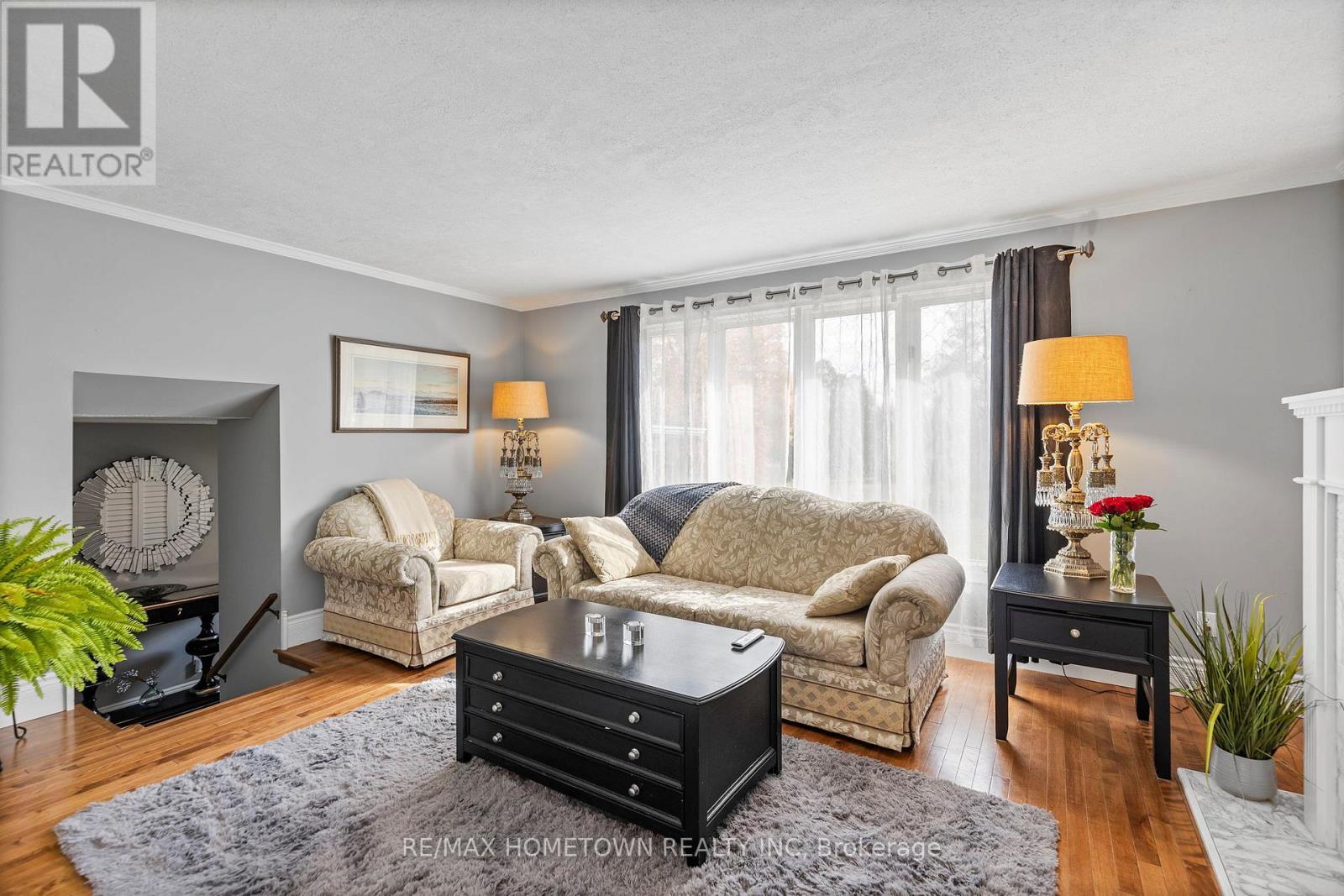 4 Meikle Drive, Augusta, ON - Indoor Photo Showing Living Room