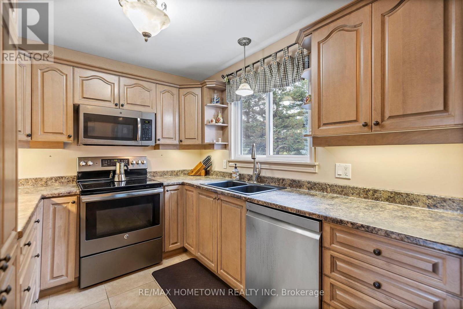 4 Meikle Drive, Augusta, ON - Indoor Photo Showing Kitchen With Double Sink