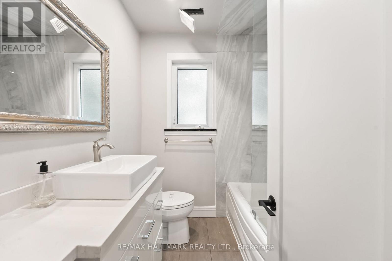 21 King High Avenue, Toronto, ON - Indoor Photo Showing Bathroom