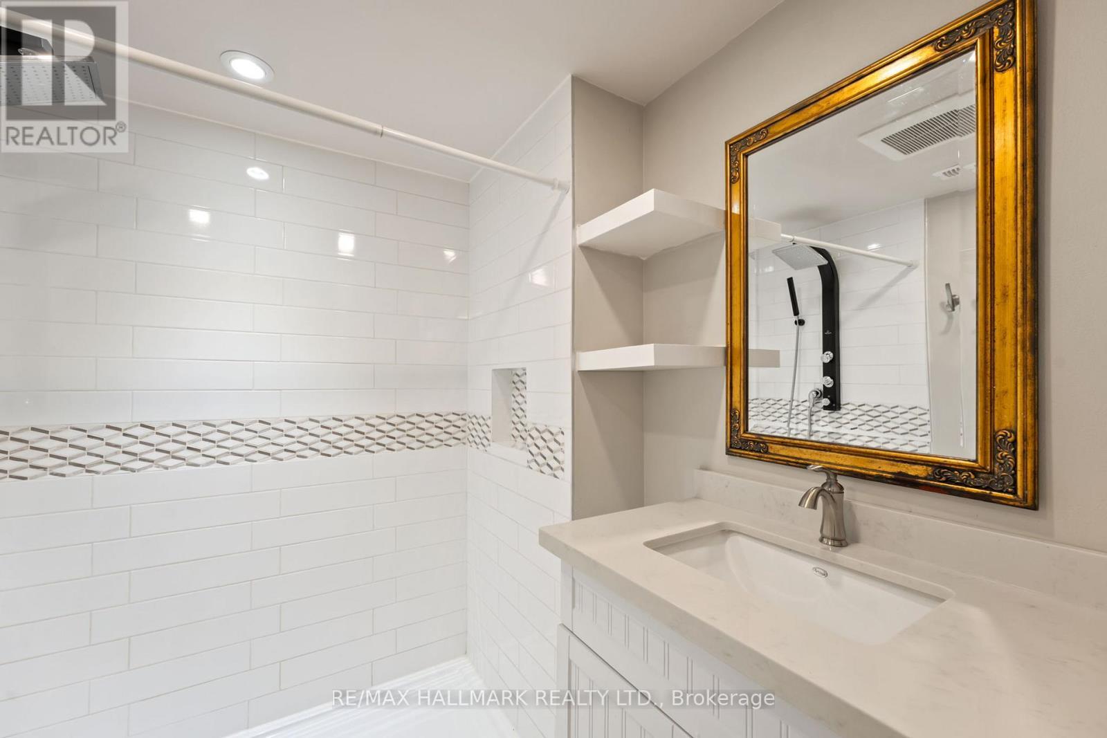 21 King High Avenue, Toronto, ON - Indoor Photo Showing Bathroom