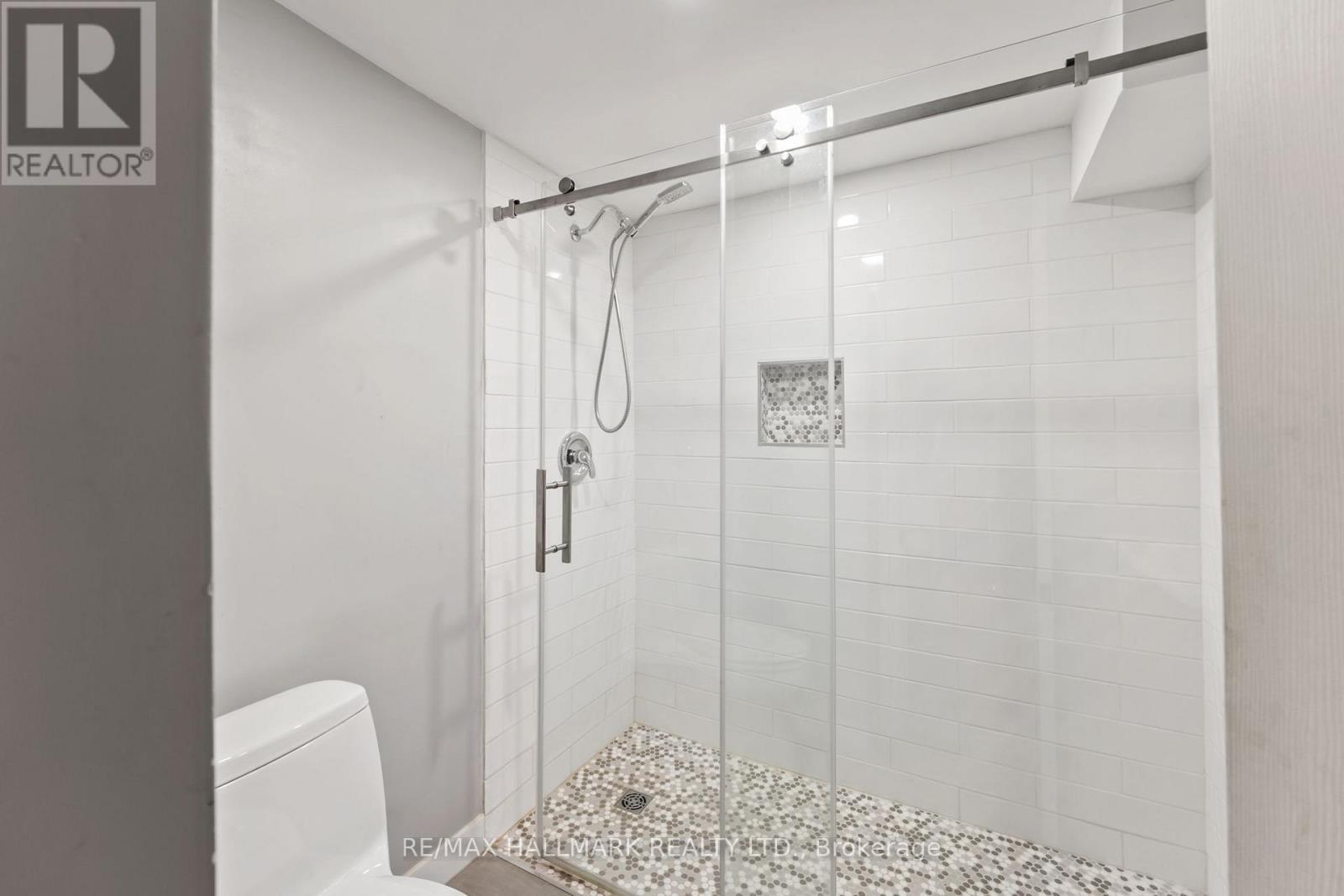 21 King High Avenue, Toronto, ON - Indoor Photo Showing Bathroom