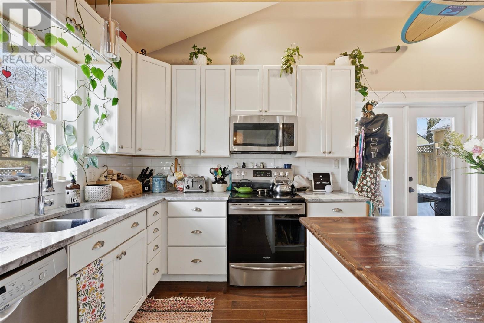40 Michigan Ave, Blind River, ON - Indoor Photo Showing Kitchen With Double Sink
