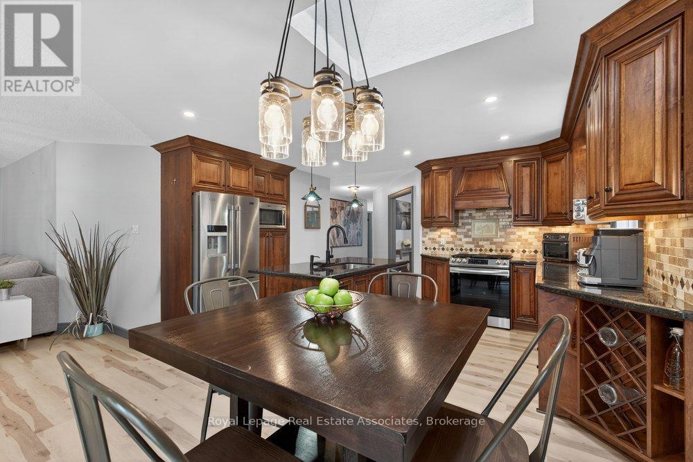 84 Loon Avenue, Barrie, ON - Indoor Photo Showing Dining Room