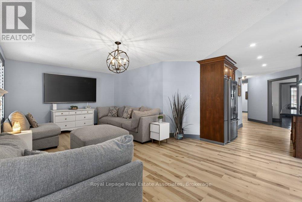 84 Loon Avenue, Barrie, ON - Indoor Photo Showing Living Room