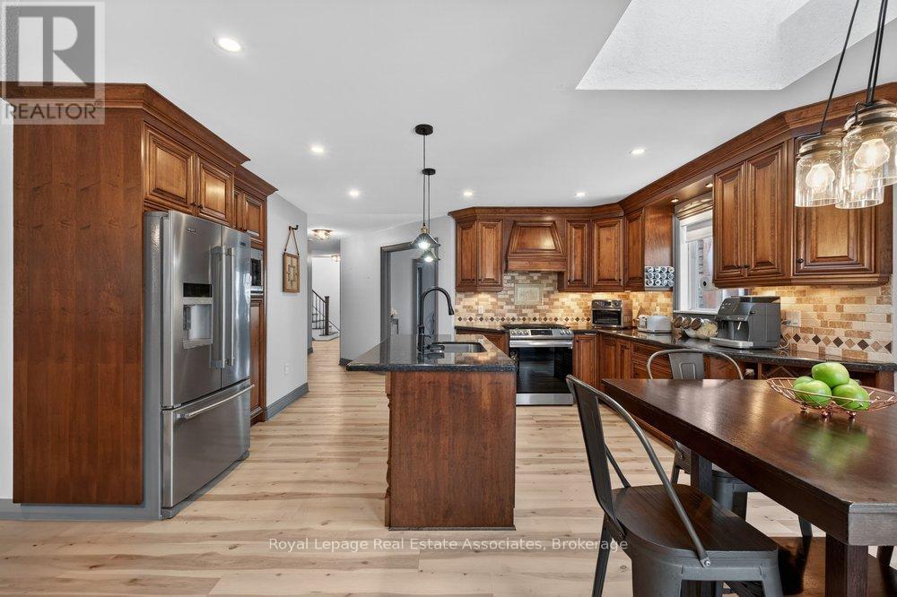 84 Loon Avenue, Barrie, ON - Indoor Photo Showing Kitchen