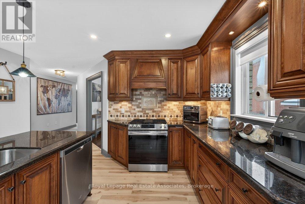 84 Loon Avenue, Barrie, ON - Indoor Photo Showing Kitchen