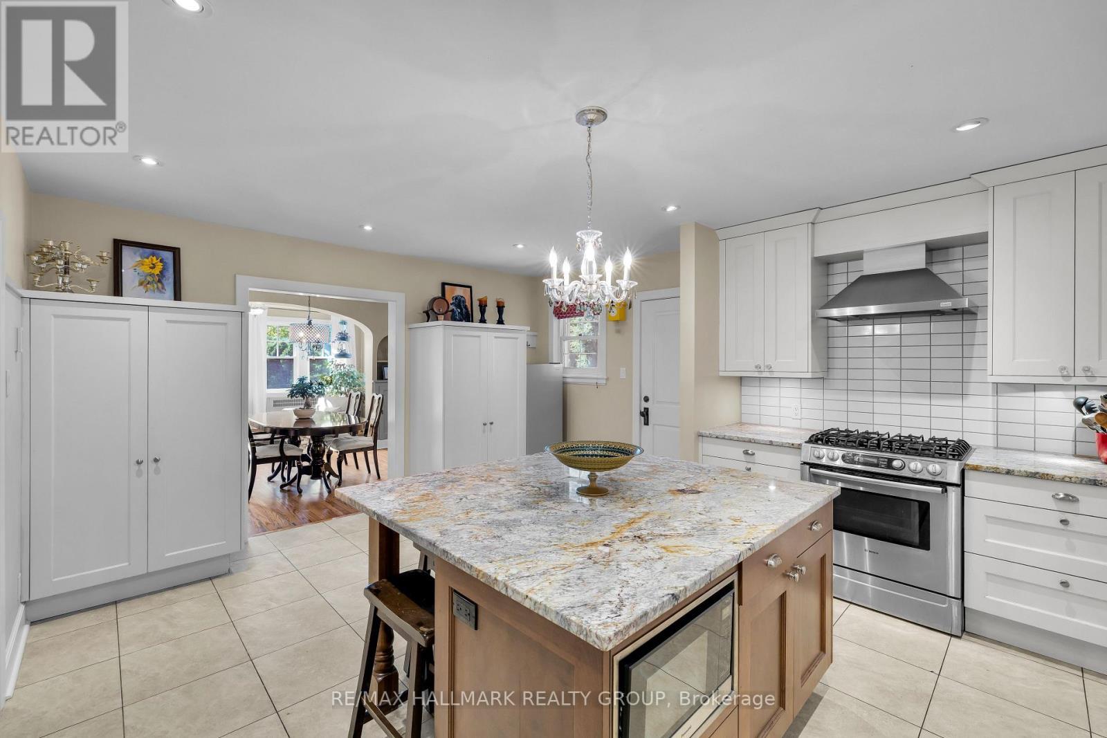 1 Iona Street, Ottawa, ON - Indoor Photo Showing Kitchen With Upgraded Kitchen