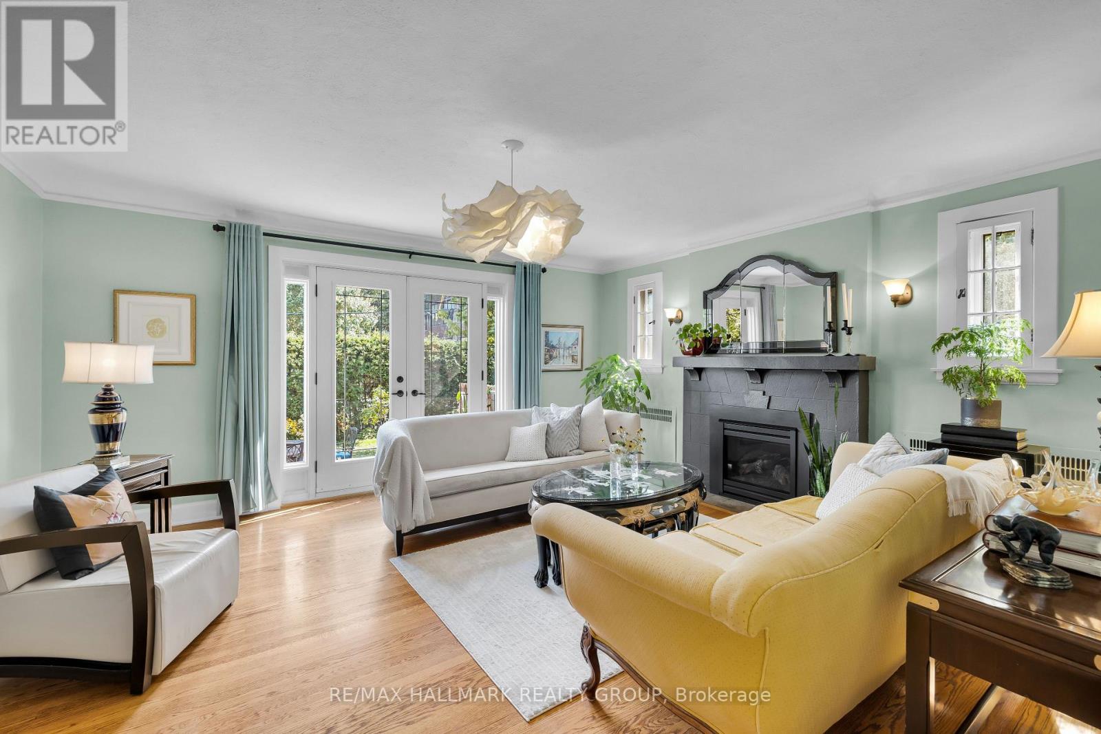 1 Iona Street, Ottawa, ON - Indoor Photo Showing Living Room With Fireplace