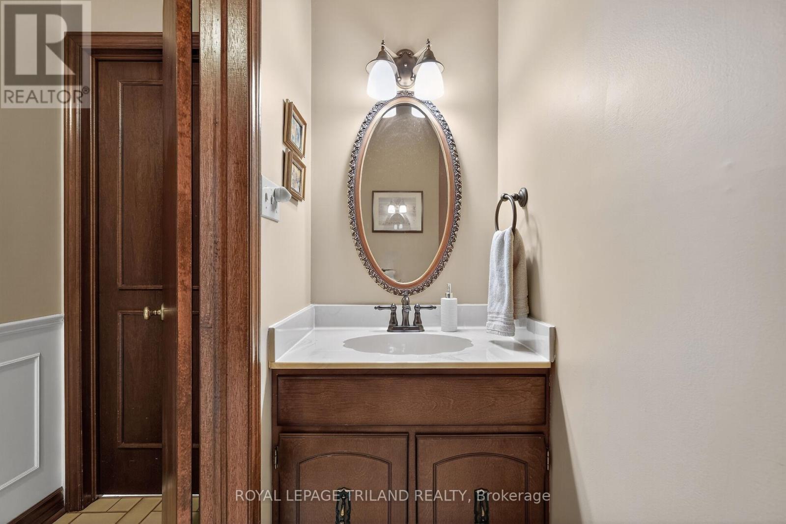 Main Floor: 2-Piece Bathroom - 126 Somerset Road, London South (South K), ON - Indoor Photo Showing Bathroom