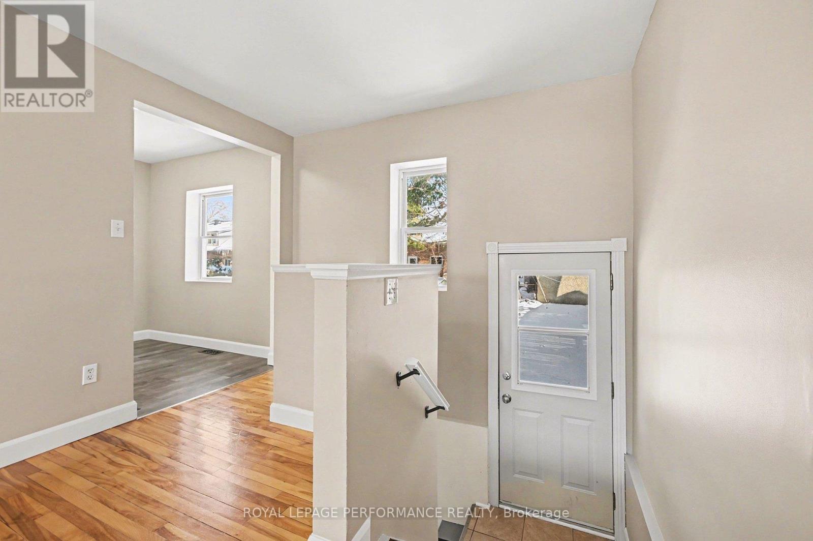 Separate entrance - 975 Sheridan Avenue, Ottawa, ON - Indoor Photo Showing Other Room