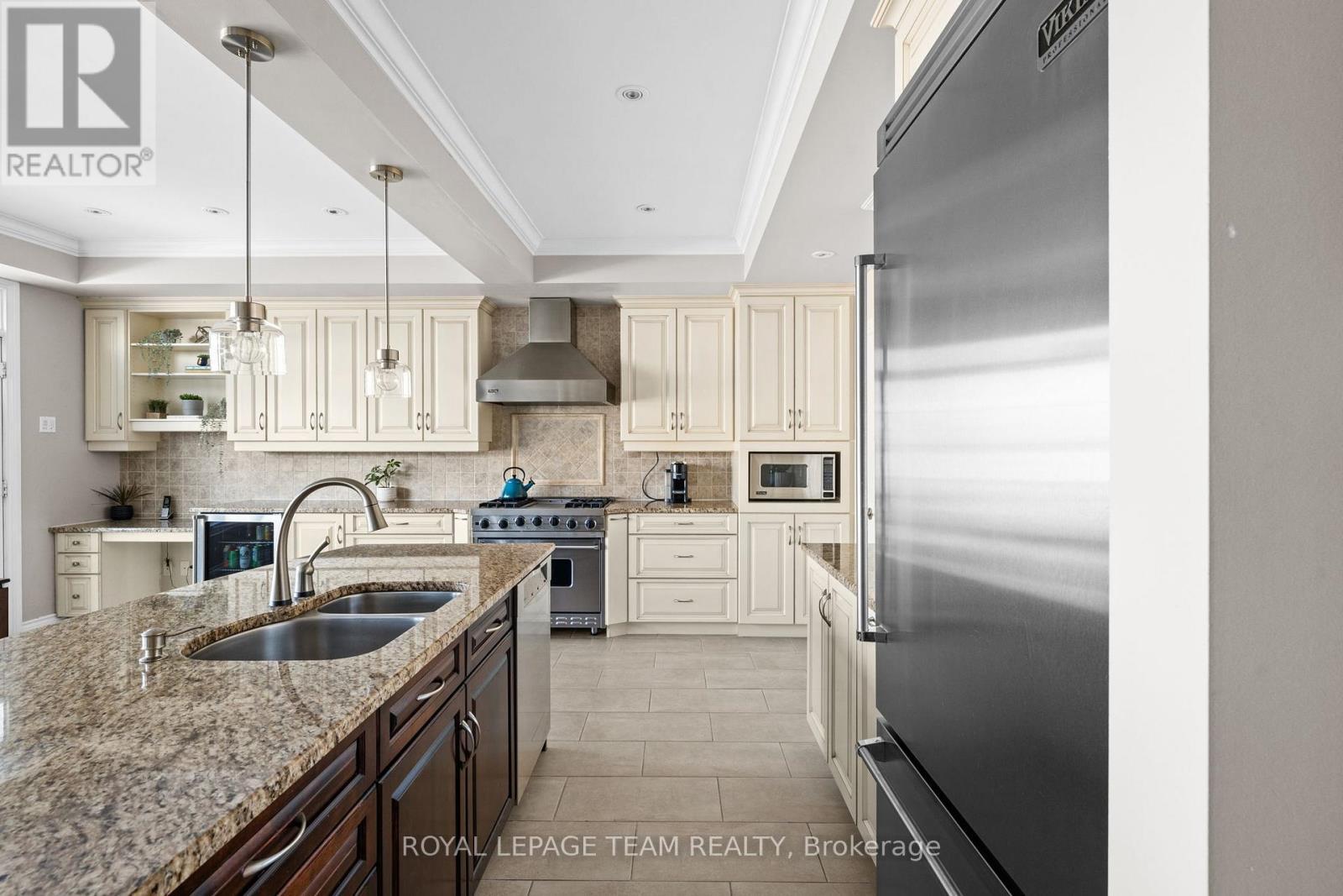 430 Kilmarnock Way, Ottawa, ON - Indoor Photo Showing Kitchen With Double Sink With Upgraded Kitchen