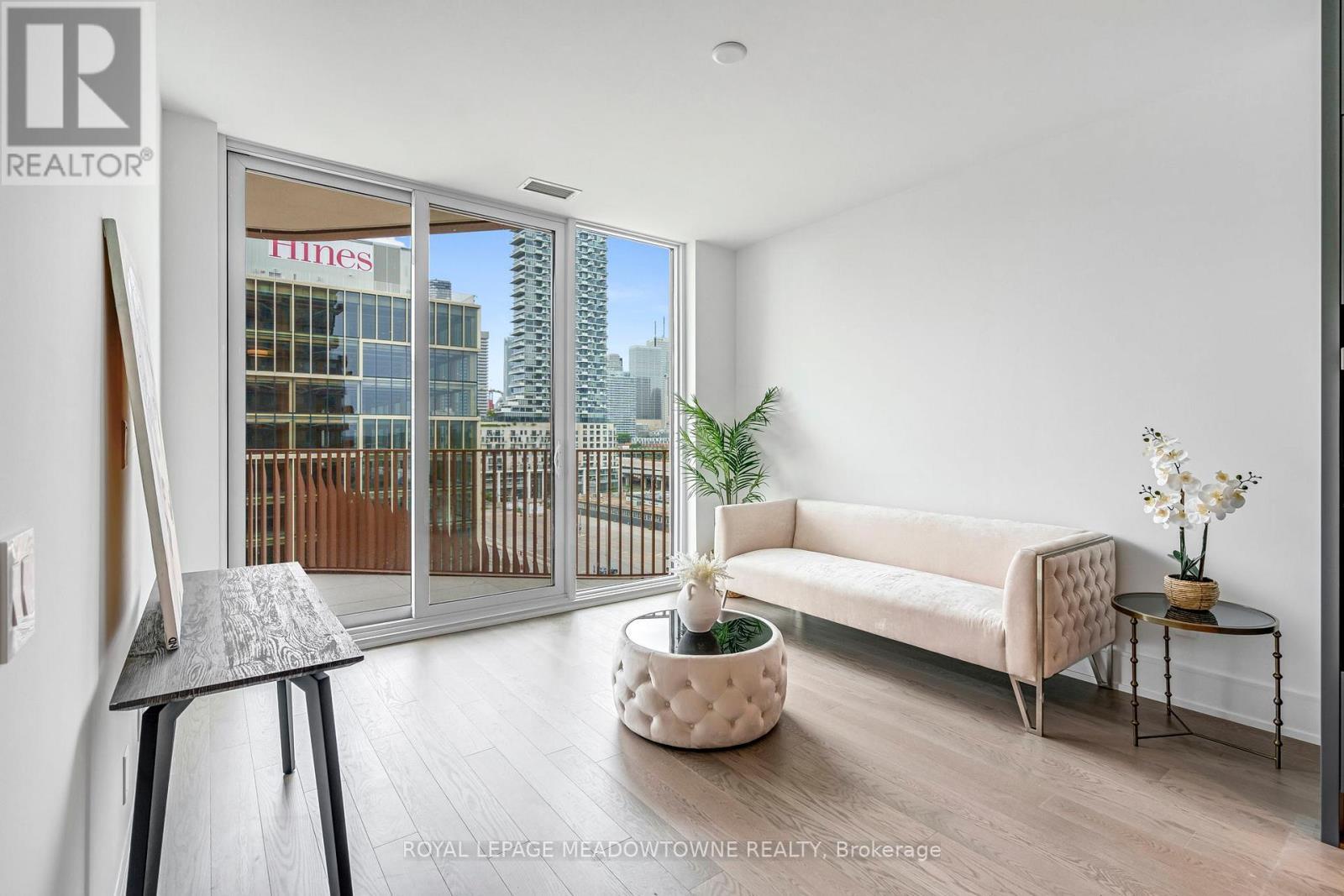 826 - 155 Merchants' Wharf, Toronto, ON - Indoor Photo Showing Living Room
