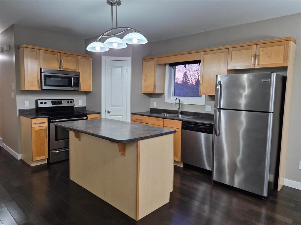 1 35 Lilac Place, Niverville, MB - Indoor Photo Showing Kitchen With Double Sink