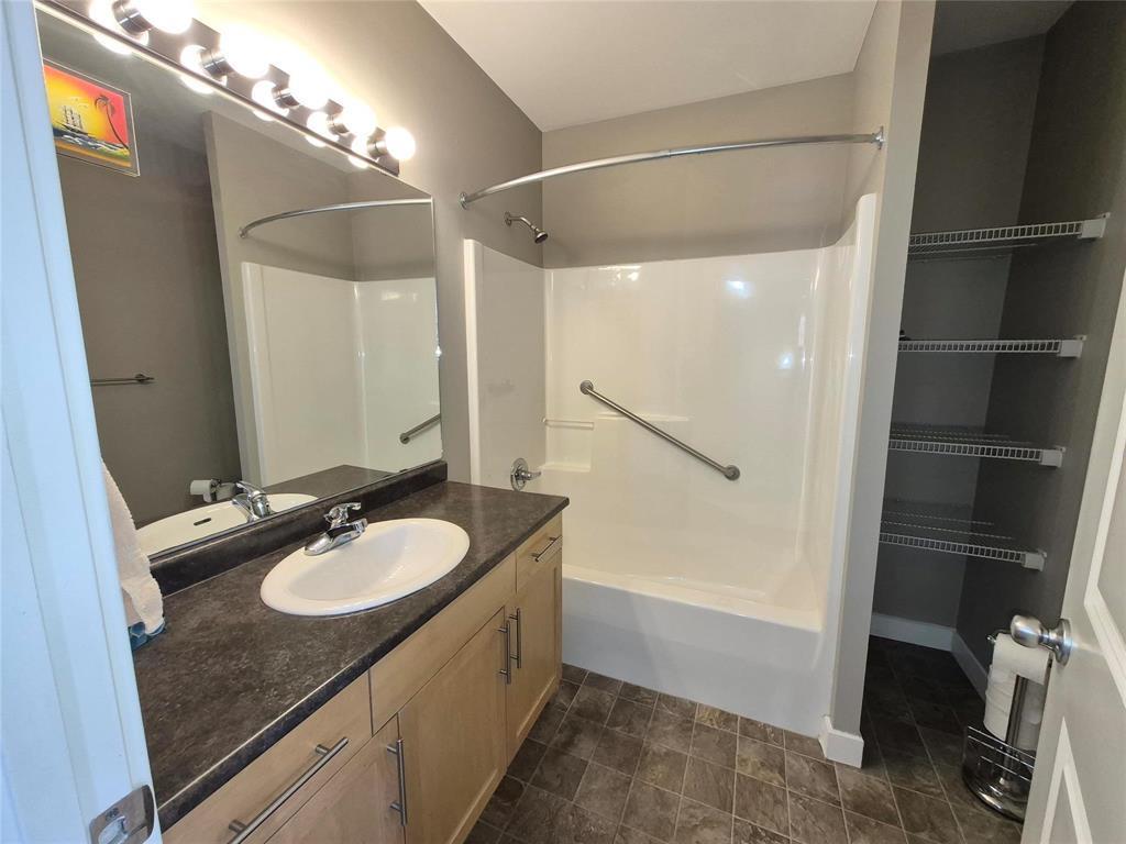 1 35 Lilac Place, Niverville, MB - Indoor Photo Showing Bathroom