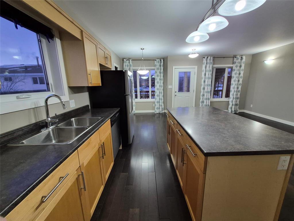 1 35 Lilac Place, Niverville, MB - Indoor Photo Showing Kitchen With Double Sink