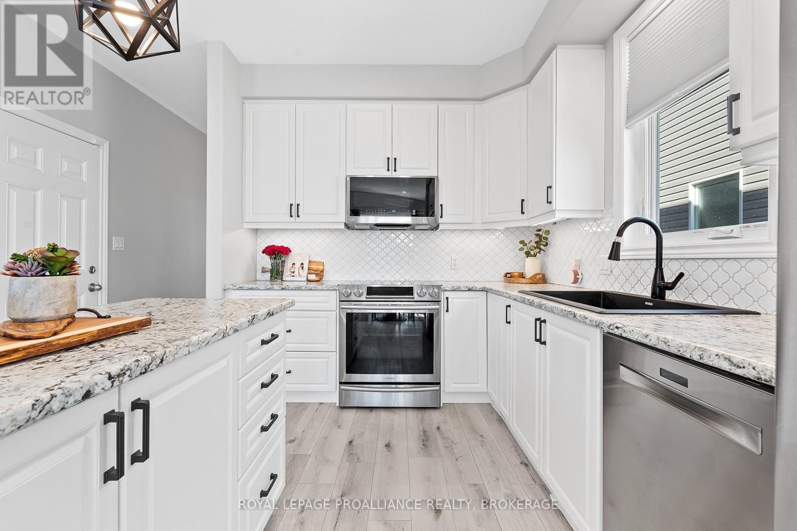 1556 Albany Drive, Kingston (City Northwest), ON - Indoor Photo Showing Kitchen With Upgraded Kitchen