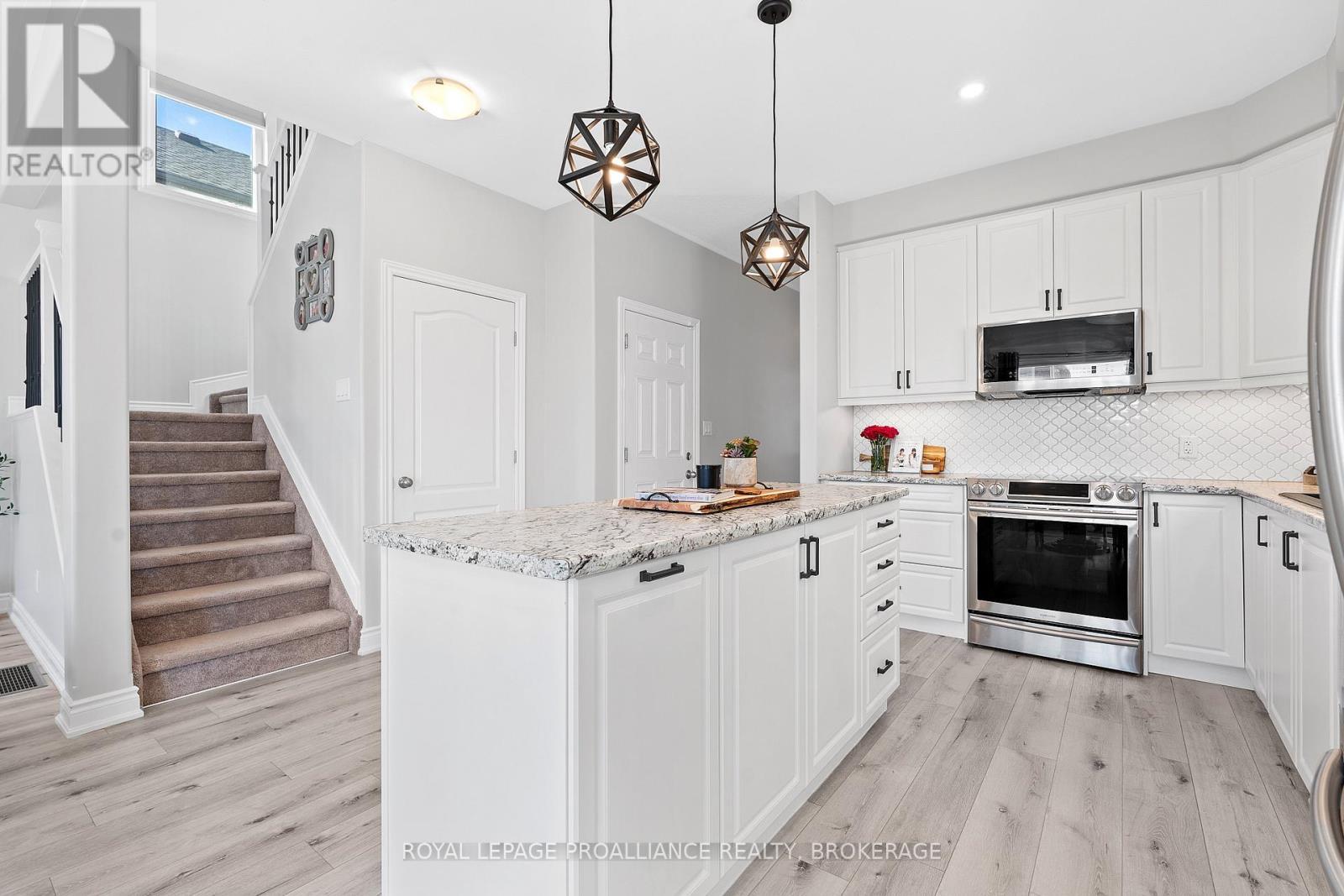 1556 Albany Drive, Kingston (City Northwest), ON - Indoor Photo Showing Kitchen With Upgraded Kitchen