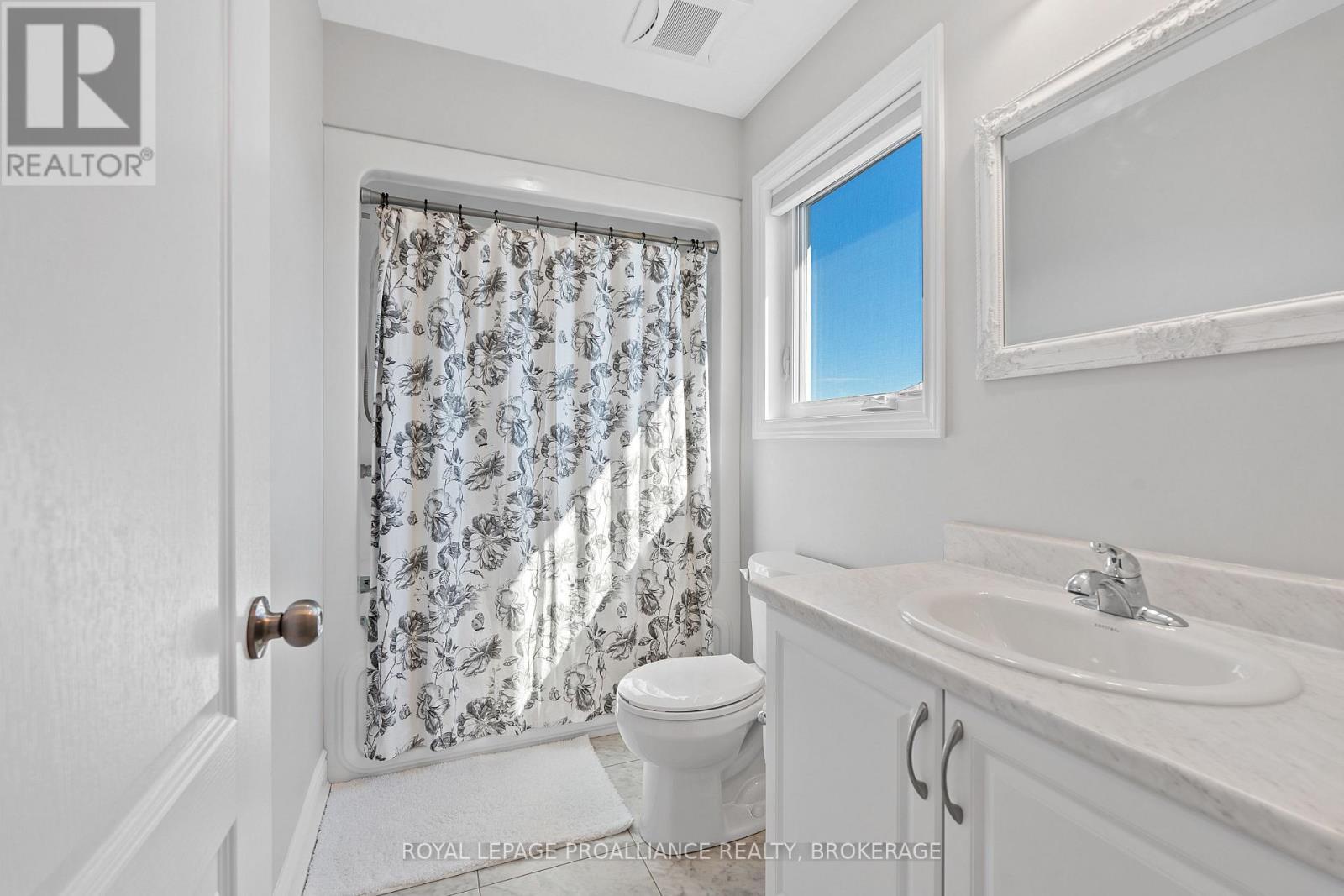 1556 Albany Drive, Kingston (City Northwest), ON - Indoor Photo Showing Bathroom