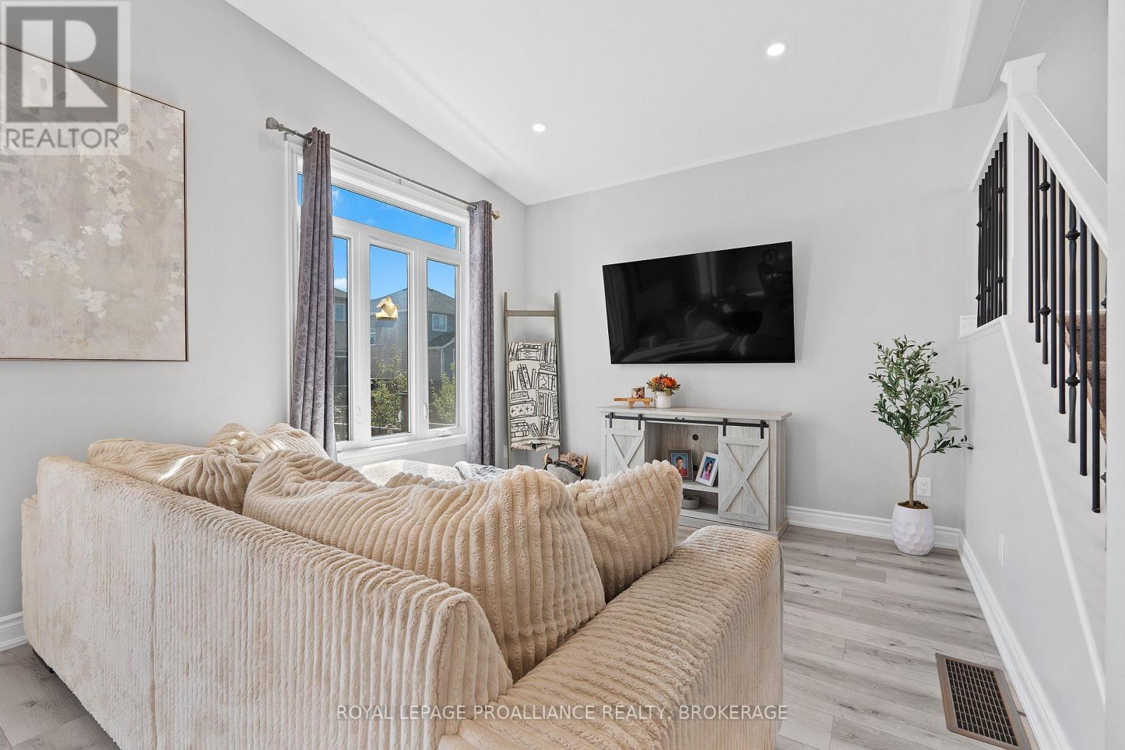 1556 Albany Drive, Kingston (City Northwest), ON - Indoor Photo Showing Living Room