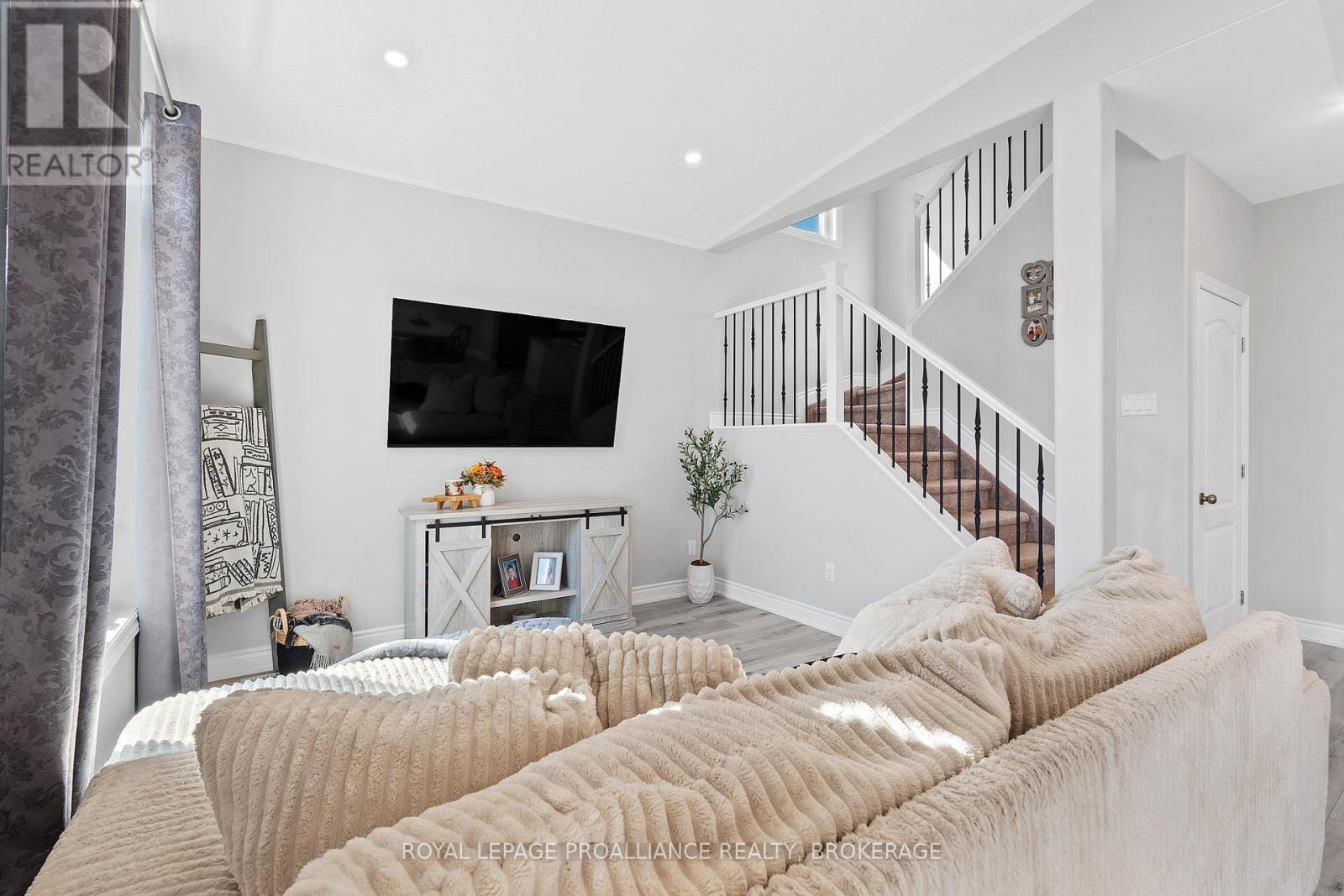 1556 Albany Drive, Kingston (City Northwest), ON - Indoor Photo Showing Living Room